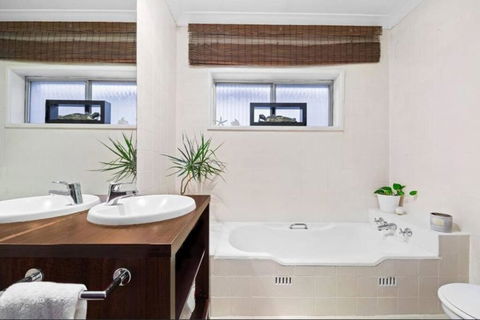 Coastal Bondi Beach House - Incredible Location - Darwin Holiday 4