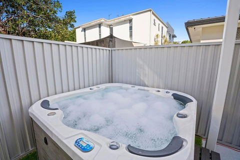 Coastal Central 3Bd Spa SurfersP - Darwin Holiday 1
