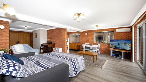 Coastal Charm Ettalong Beach - Darwin Holiday 1