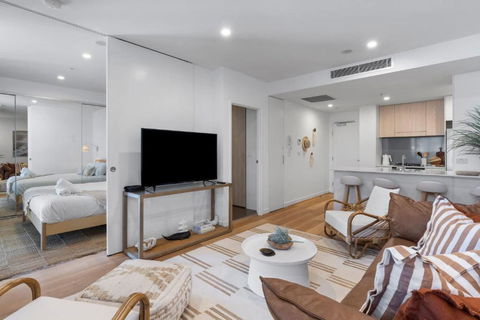 Coastal Chic - Modern Retreat Newcastle Beach - Darwin Holiday 2