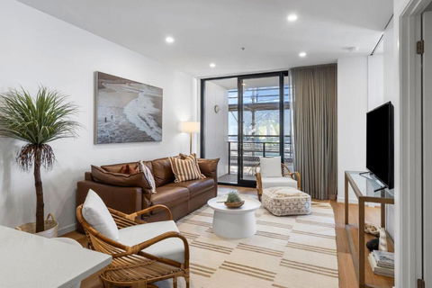 Coastal Chic - Modern Retreat Newcastle Beach - Darwin Holiday 1