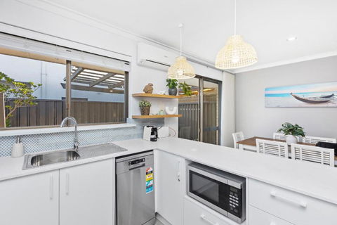 Coastal Convenience! Walk To The Shops & Cafes... - Darwin Holiday 4