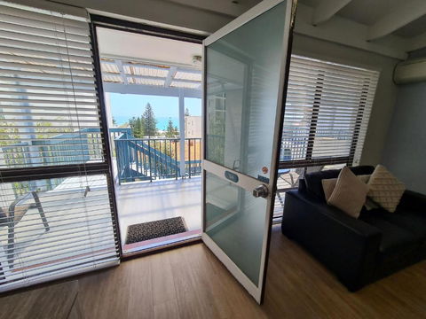 Coastal Living Iconic Scarborough Beach - Darwin Holiday 4