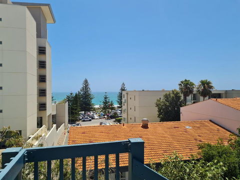 Coastal Living Iconic Scarborough Beach - Darwin Holiday 1