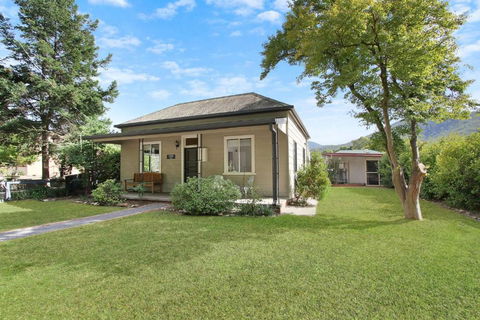 Cobden & Wills - Darwin Holiday 0