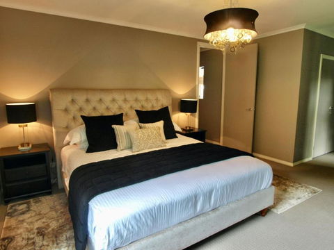 Collins Retreat - 4 Bedroom Home With Pool - Darwin Holiday 1