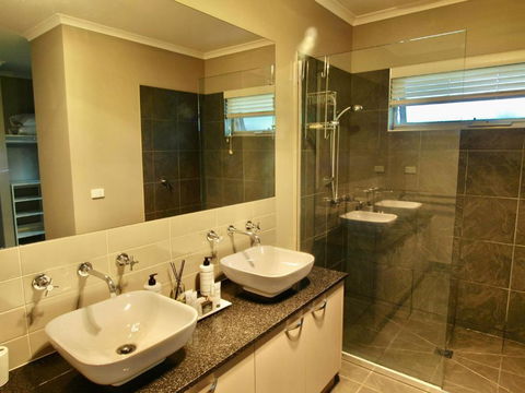 Collins Retreat - 4 Bedroom Home With Pool - Darwin Holiday 3