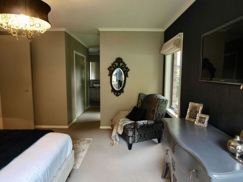 Collins Retreat - 4 Bedroom Home With Pool - Darwin Holiday 2