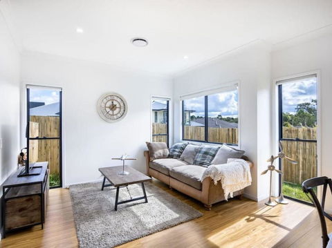 Cute 4BR Family Home In Calamvale - Darwin Holiday 1