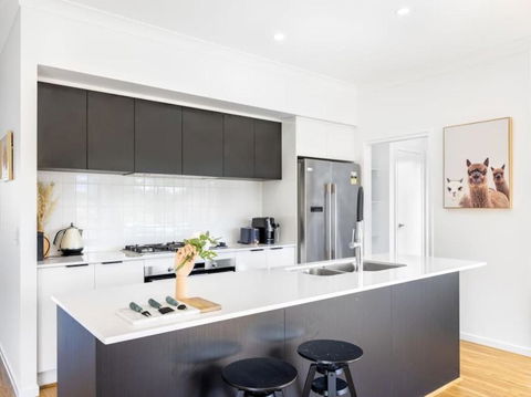 Cute 4BR Family Home In Calamvale - Darwin Holiday 4