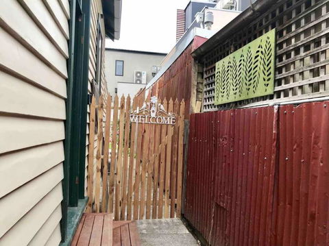 D109 Inner City Oasis On Buckingham - Darwin Holiday 1