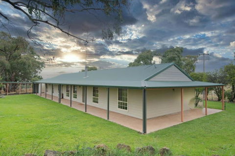 Darcy Brown House Modern Country Escape - Darwin Holiday 3