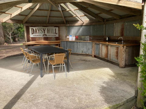 Daysy Hill Country Cottages - Darwin Holiday 4