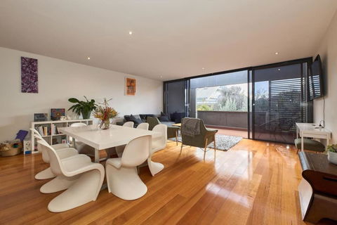Debonair Townhouse - 150 Metres To Beach - Darwin Holiday 0