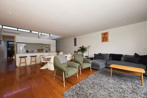 Debonair Townhouse - 150 Metres To Beach - Darwin Holiday 1