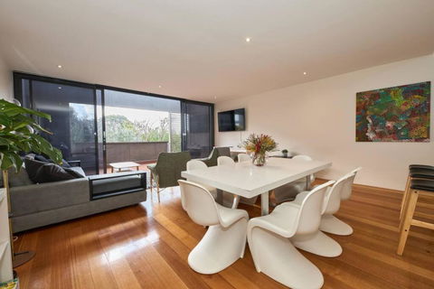 Debonair Townhouse - 150 Metres To Beach - Darwin Holiday 3