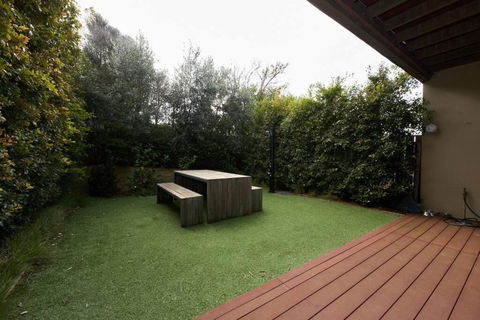 Debonair Townhouse - 150 Metres To Beach - Darwin Holiday 4