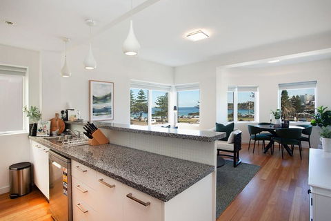 Deco Delight - Darwin Holiday 3