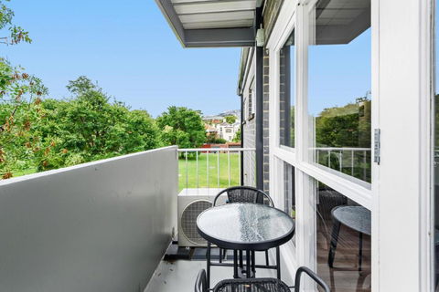 Delightful 1-Bed Apartment Steps From Royal Park - Darwin Holiday 2