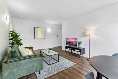 Delightful 1-Bed Apartment Steps From Royal Park - Darwin Holiday 0