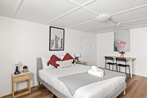 Detached Queen Room - Near Stations & Shops - Shared Bathroom - Darwin Holiday 0