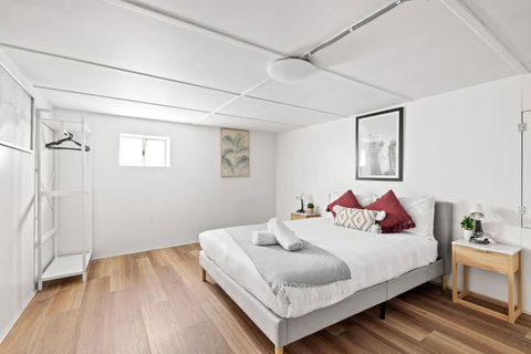 Detached Queen Room - Near Stations & Shops - Shared Bathroom - Darwin Holiday 1
