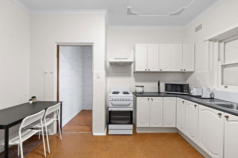 Detached Queen Room - Near Stations & Shops - Shared Bathroom - Darwin Holiday 2
