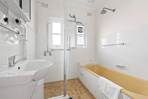 Detached Queen Room - Near Stations & Shops - Shared Bathroom - Darwin Holiday 3