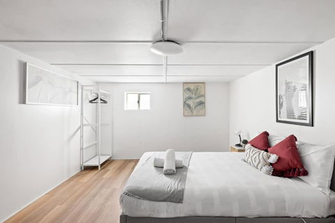 Detached Queen Room - Near Stations & Shops - Shared Bathroom - Darwin Holiday 4