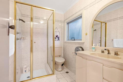 Detached Queen Room In Pymble - Serene Spot - Shared Bathroom - Darwin Holiday 4