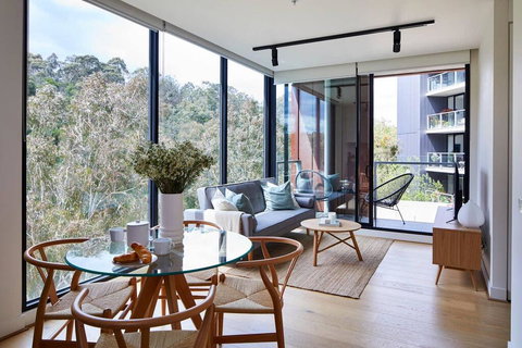 2BR Apt With Yarra River Views & Parking - Darwin Holiday 0