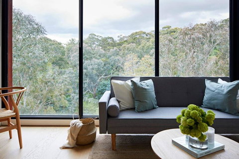 2BR Apt With Yarra River Views & Parking - Darwin Holiday 1