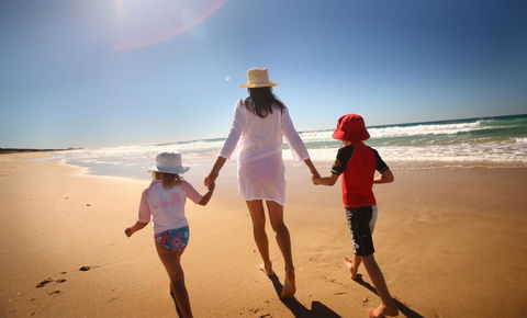 2BR Coolum Beach , Rooftop Terrace, Spa, Tennis, Pool - Darwin Holiday 1