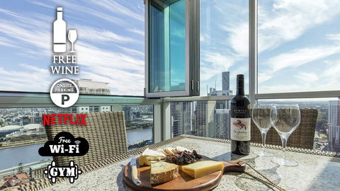 2BR EPIC VIEWS , CBD,  2 Cars , Pool, Wine, Gym, Netflix - Darwin Holiday 0