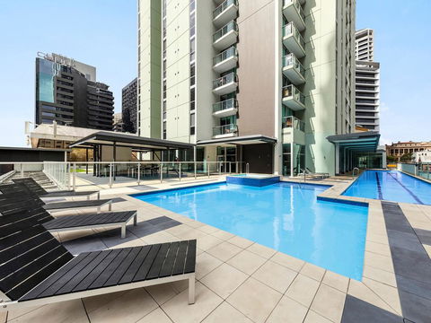 2BR EPIC VIEWS , CBD,  2 Cars , Pool, Wine, Gym, Netflix - Darwin Holiday 2