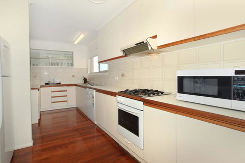 32 Barra Crescent, Coolum Beach. Bond 500, FOXTEL, WIFI, Linen Supplied - Darwin Holiday 3