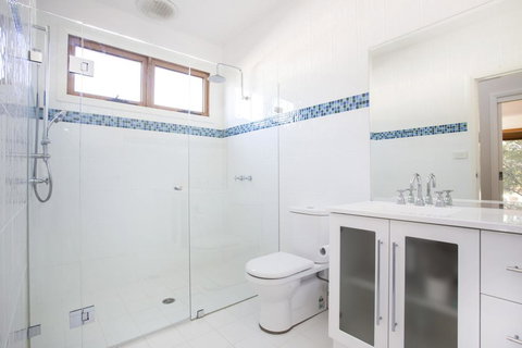 33 Bangalow - Narrawallee's Beautiful Bungalow - Darwin Holiday 3