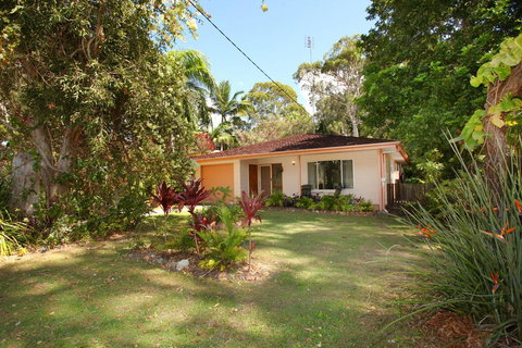 35 Santa Monica Avenue Coolum Beach, Pet Friendly, Linen Included - Darwin Holiday 0