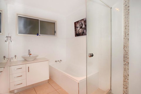 35 Santa Monica Avenue Coolum Beach, Pet Friendly, Linen Included - Darwin Holiday 1