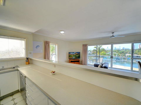 3br Broadbeach Lakefront Apartment - Darwin Holiday 2