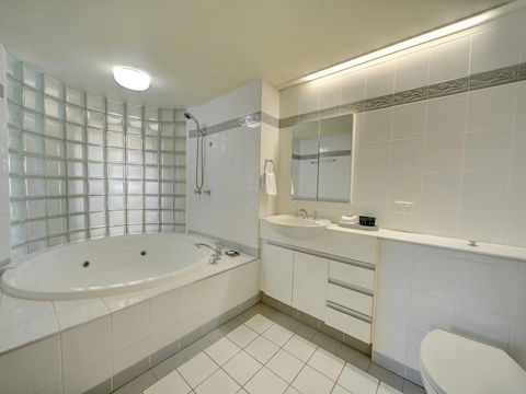 3br Broadbeach Lakefront Apartment - Darwin Holiday 3