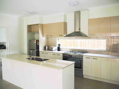 4 Bed 2 And A Half Bath Luxury Villa In Point Cook - Darwin Holiday 3