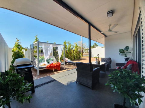 4 BEDROOM GARDENS ESCAPE - CHAMPAGNE STAYS Darwin - Darwin Holiday 3