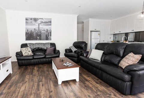 4 Bedroom Inner City Townhouse - SLEEPS 9 !! - Darwin Holiday 0