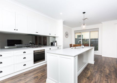 4 Bedroom Inner City Townhouse - SLEEPS 9 !! - Darwin Holiday 1