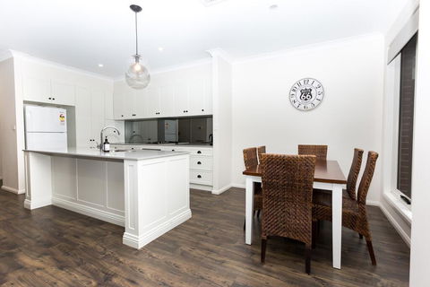4 Bedroom Inner City Townhouse - SLEEPS 9 !! - Darwin Holiday 3