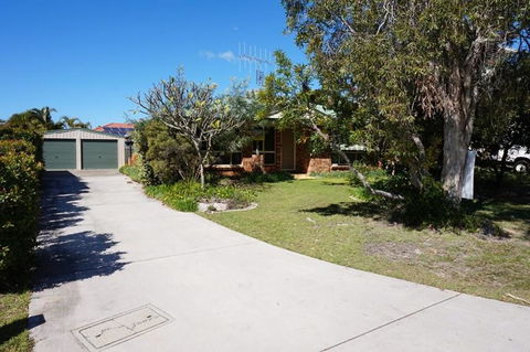 4 Boronia Place - Rainbow Beach, Perfect, Convenient Location, Fenced Yard - Darwin Holiday 0