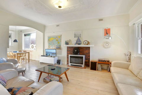 4 MONTROSE AVE - Retro Home In The Heart Of Town - Darwin Holiday 0