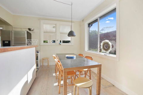 4 MONTROSE AVE - Retro Home In The Heart Of Town - Darwin Holiday 2