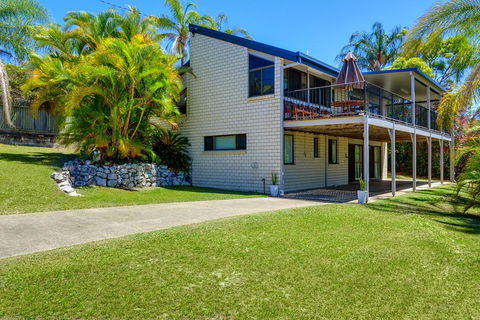 40 Rumbalara Avenue - Rainbow Beach, Entertain On The Spacious Verandah Overlooking Beautiful Rainbow Beach - Darwin Holiday 0